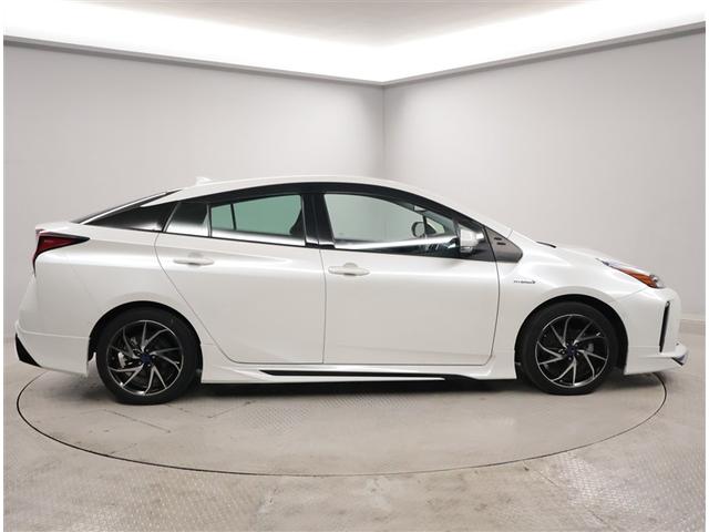 プリウス Ａプレミアム　電動パワーシート　黒革シート　エアロ　ＡＣ１００Ｖ　ＬＥＤライト　地デジフルセグ　Ｒカメラ　スマキー　クルコン　メモリナビ　ＡＣ　ＥＴＣ　整備記録簿　キーレスエントリー　イモビ　アルミホイール　ＡＢＳ（4枚目）