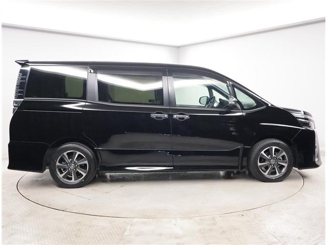 ヴォクシー ＺＳ　煌ＩＩＩ　プリクラッシュ　スマートキ　アイスト　ＤＶＤ再生機能　記録簿付き　横滑り防止装置　ナビＴＶ　アルミ　三列シート　ＷＡＣ　盗難防止　オートエアコン　キーレス　ＥＴＣ装備　パワステ　メモリナビ　クルコン（4枚目）