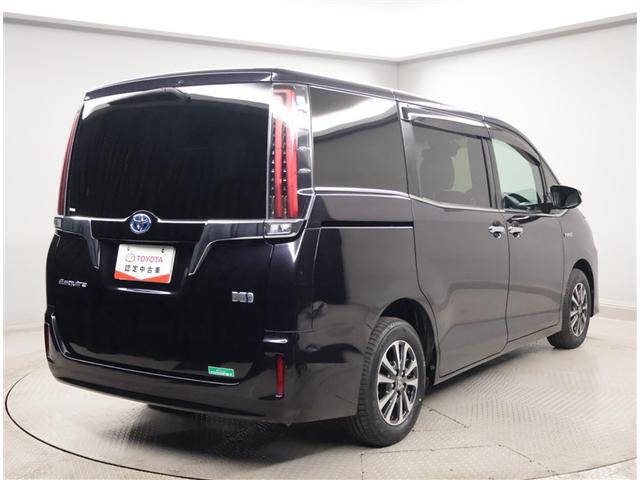 エスクァイア ハイブリッドＧｉ　プレミアムパッケージ　地上デジタル　衝突被害軽減　ＬＥＤライト　Ｂカメラ　クルコン　スマートキー　メモリナビ　ナビ＆ＴＶ　ＡＣ１００Ｖ　キーレス　盗難防止装置　ＤＶＤ再生　ＡＢＳ　３列シート　ＥＴＣ　記録簿有　アルミ（3枚目）