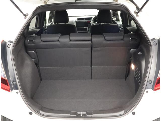 フィットハイブリッド Ｓパッケージ　点検記録簿　フルフラット　アルミ　サイドエアバック　メモリナビ　リアカメラ　ＶＳＡ　クルコン　地デジＴＶ　イモビライザー　パワーウィンドウ　スマキー　ＤＶＤ再生　ナビＴＶ　ＥＴＣ付　ＡＵＸ　パワステ（17枚目）