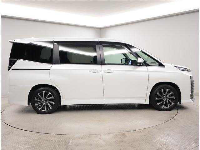 ヴォクシー ハイブリッドＳ－Ｚ　パワーウィンドウ　ＤＶＤ再生機能　インテリキー　横滑防止装置　地デジＴＶ　アクティブクルーズコントロール　フルオートエアコン　リアカメラ　エアバッグ　ＡＢＳ　ナビＴＶ　ＷＡＣ　アルミホイール　キーレス（4枚目）