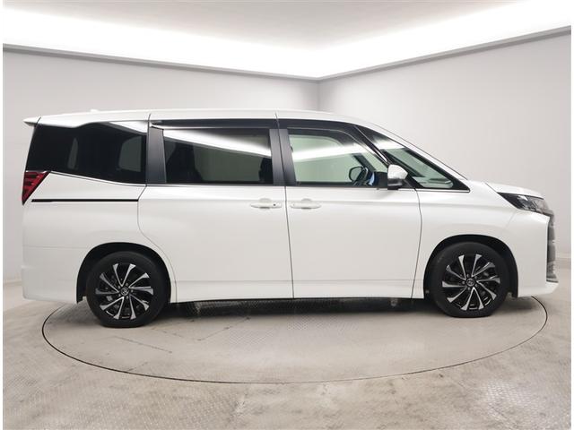 ノア Ｓ－Ｚ　アルミホイール　デュアルエアコン　クルーズコントロール　記録簿　盗難防止装置　ＬＥＤライト　両側自動ドア　メモリーナビ　キーレス　横滑り防止　ナビＴＶ　三列シート　ミュージックプレイヤー接続可　ＥＴＣ（4枚目）