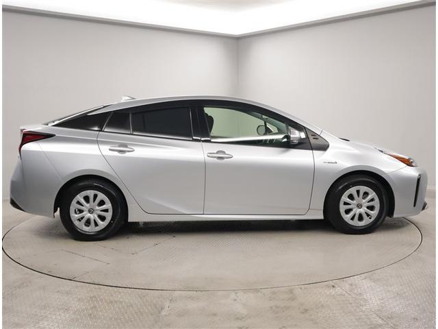 プリウス Ｓ　取説記録簿　ＤＶＤ再生機能　ＥＳＣ　スマートキ－　地デジ　メモリーナビゲーション　ＬＥＤヘッドライト　ＥＴＣ車載器　フルオートエアコン　クルーズコントロール　エアバッグ　イモビ　パワーウインドウ　ＰＳ（4枚目）