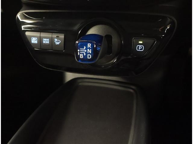 プリウス Ｓ　取説記録簿　ＤＶＤ再生機能　ＥＳＣ　スマートキ－　地デジ　メモリーナビゲーション　ＬＥＤヘッドライト　ＥＴＣ車載器　フルオートエアコン　クルーズコントロール　エアバッグ　イモビ　パワーウインドウ　ＰＳ（11枚目）