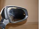 隣車線を走る車両をレーダーで検知し、ドアミラーでは確認しにくい後側方エリアに存在する車両に加え、急接近してくる車両も検知します。車両を検知するとドアミラーに搭載されたLEDインジケーターが点灯します。