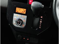 オートエアコンならドライブ中の車内を快適に保ってくれます。温度調節するだけで風量や吹き出し口の設定をしてくれるんです♪ 5