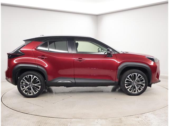 ヤリスクロス ハイブリッドＺ　クルーズＣ　横滑防止装置　リアカメラ　フルセグ地デジ　ＬＥＤライト　メモリーナビゲーション　点検記録簿　ナビ＆ＴＶ　盗難防止装置　電動シート　ＡＷ　キーレス　スマートキー　ＡＢＳ　４ＷＤ　ＥＴＣ（4枚目）