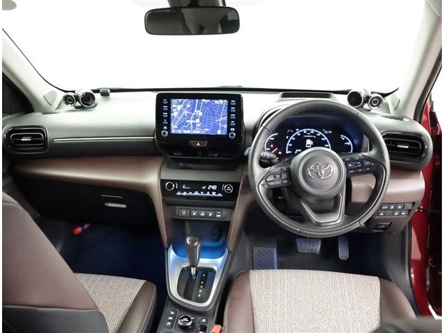 ヤリスクロス ハイブリッドＺ　クルーズＣ　横滑防止装置　リアカメラ　フルセグ地デジ　ＬＥＤライト　メモリーナビゲーション　点検記録簿　ナビ＆ＴＶ　盗難防止装置　電動シート　ＡＷ　キーレス　スマートキー　ＡＢＳ　４ＷＤ　ＥＴＣ（5枚目）