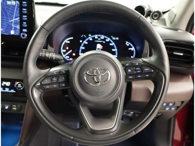 ヤリスクロス ハイブリッドＺ　クルーズＣ　横滑防止装置　リアカメラ　フルセグ地デジ　ＬＥＤライト　メモリーナビゲーション　点検記録簿　ナビ＆ＴＶ　盗難防止装置　電動シート　ＡＷ　キーレス　スマートキー　ＡＢＳ　４ＷＤ　ＥＴＣ（6枚目）