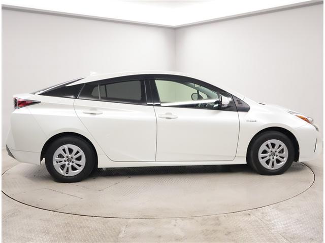 プリウス Ｓ　衝突軽減　４ｗｄ　フルセグＴＶ　エアコン　ＬＥＤヘッドライト　バックガイドモニター　クルコン　ＥＴＣ車載器　盗難防止システム　メモリナビ　パワーステアリング　カーテンエアバック　ＡＢＳ　エアバッグ（4枚目）