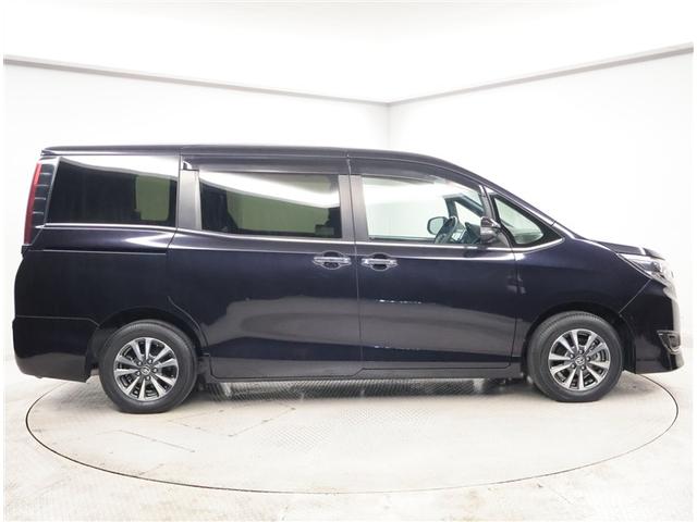 エスクァイア ハイブリッドGiプレミアムパッケジブラックテーラード 誤発進抑制機能 Bカメラ スマートキー ナビ&TV イモビライザー LEDランプ ETC車載器 クルーズコントロール アルミ 地デジ 横滑り防止装置 キーレス ABS DVD再生 3列シート 記録簿(4枚目)