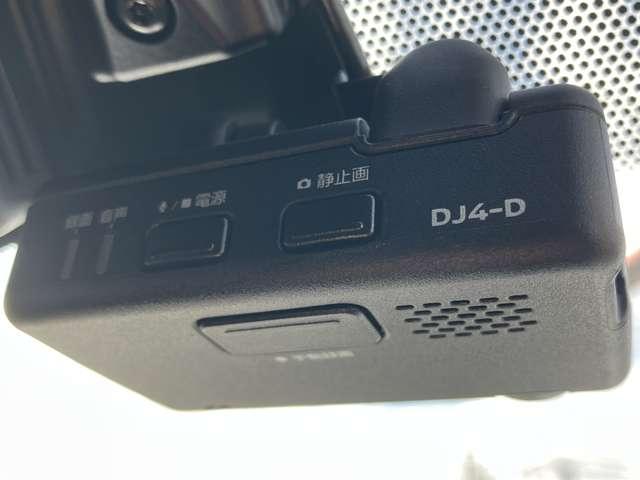 【ドライブレコーダー】走行中の映像を記録します。事故などのトラブル時に確認ができ、証拠映像としても役に立つだけでなく、危険運転などの抑止にも効果があります。