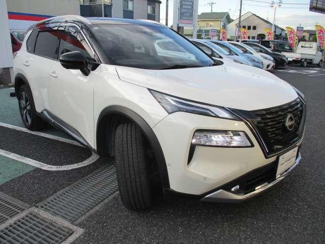 エクストレイル Ｇ　ｅ－４ＯＲＣＥ　当社社用車　禁煙車　プロパイロット　日産コネクトナビ　サンルーフ　アラウンドビューモニター　エマージェンシーブレーキ　前後ドライブレコーダー　ＥＴＣ２．０　エマージェンシーブレーキ　純正アルミホイール（3枚目）