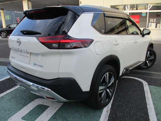 エクストレイル Ｇ　ｅ－４ＯＲＣＥ　当社社用車　禁煙車　プロパイロット　日産コネクトナビ　サンルーフ　アラウンドビューモニター　エマージェンシーブレーキ　前後ドライブレコーダー　ＥＴＣ２．０　エマージェンシーブレーキ　純正アルミホイール（4枚目）