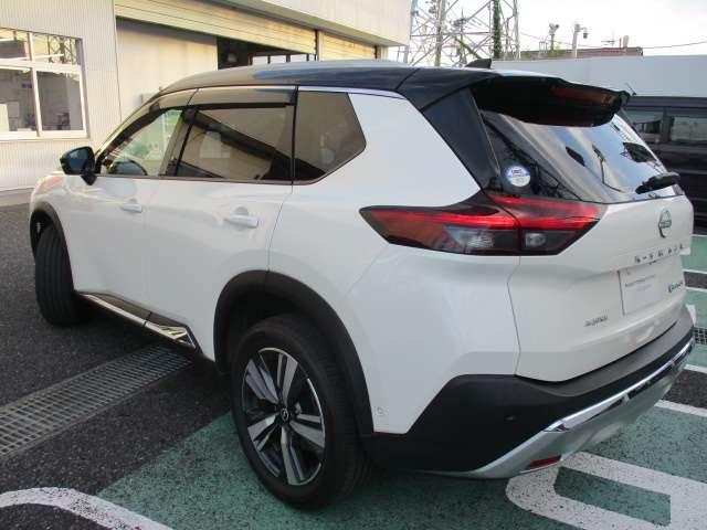 エクストレイル Ｇ　ｅ－４ＯＲＣＥ　当社社用車　禁煙車　プロパイロット　日産コネクトナビ　サンルーフ　アラウンドビューモニター　エマージェンシーブレーキ　前後ドライブレコーダー　ＥＴＣ２．０　エマージェンシーブレーキ　純正アルミホイール（5枚目）