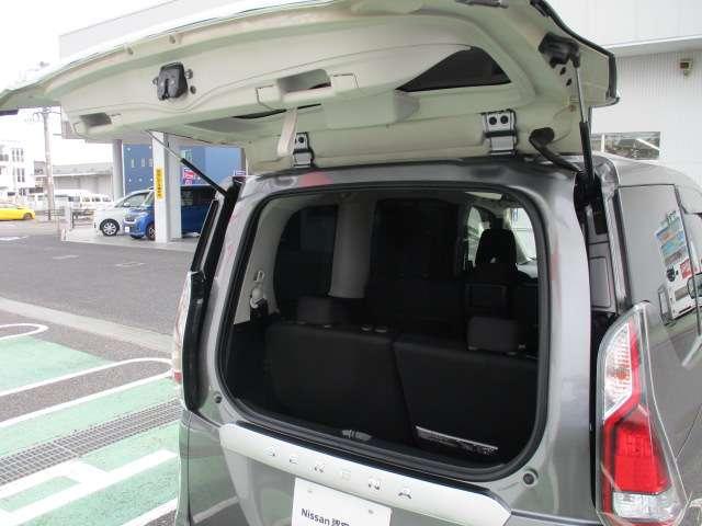 セレナ Ｓ　禁煙車　メモリーナビ（ＭＪ３２０Ｄ－Ｗ）　クルーズコントロール　アラウンドビューモニター　左側電動スライド　ＥＴＣ　エマージェンシーブレーキ　後側方車両検知システム　ハロゲンヘッドライト　ワンオーナー（6枚目）