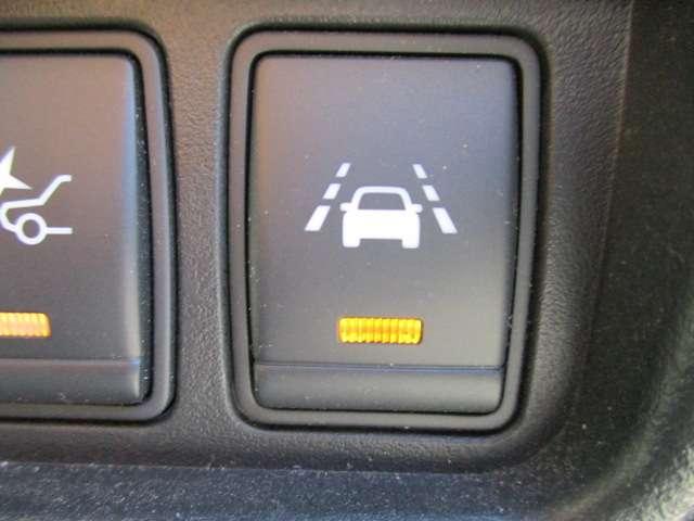 車線逸脱防止機能付き♪ふらつき防止も兼ねており安全装備でもありますね♪白線をまたいで走行しますと警報音でお知らせしてくれますので、長距離ドライブ時など安心です。
