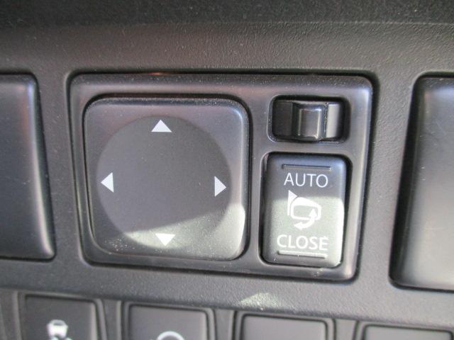 電動格納ドアミラーを装備しております。駐停車時や狭い路地でのすれ違い時などで便利です☆また、手元のスイッチで左右ガラス面の角度変更ができるため、お好みの角度に調整が可能です♪