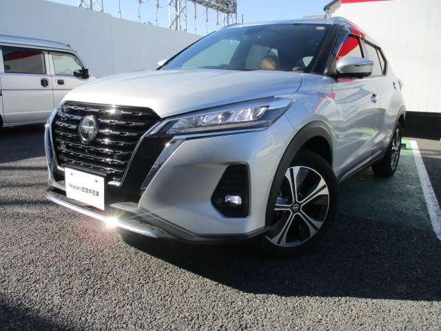 キックス Ｘ　ツートーンインテリアエディション　禁煙車　プロパイロット　メモリーナビ（ＭＭ３２０Ｄ－Ｌ）　エマージェンシーブレーキ　前後ドライブレコーダー　アラウンドビューモニター　車線逸脱警報装置　シートヒーター　純正アルミホイール　ワンオーナー（2枚目）