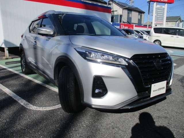 キックス Ｘ　ツートーンインテリアエディション　禁煙車　プロパイロット　メモリーナビ（ＭＭ３２０Ｄ－Ｌ）　エマージェンシーブレーキ　前後ドライブレコーダー　アラウンドビューモニター　車線逸脱警報装置　シートヒーター　純正アルミホイール　ワンオーナー（3枚目）