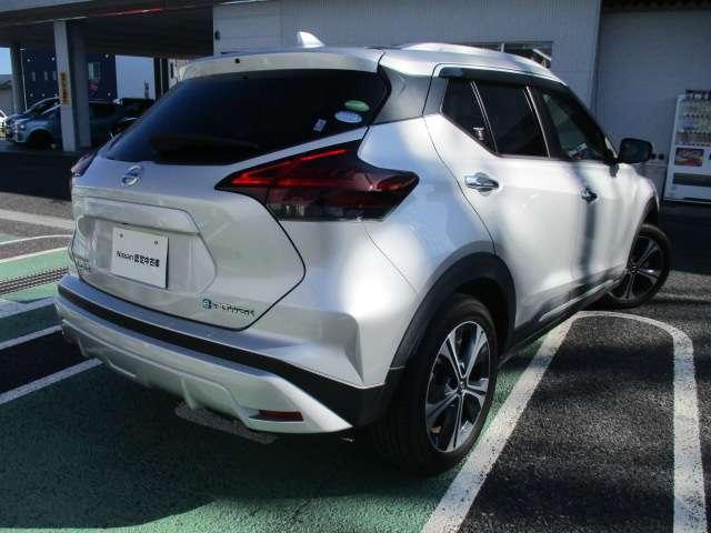 キックス Ｘ　ツートーンインテリアエディション　禁煙車　プロパイロット　メモリーナビ（ＭＭ３２０Ｄ－Ｌ）　エマージェンシーブレーキ　前後ドライブレコーダー　アラウンドビューモニター　車線逸脱警報装置　シートヒーター　純正アルミホイール　ワンオーナー（4枚目）