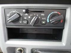 使いやすいレイアウトの空調スイッチ類です☆スイッチも大きいため操作もしやすく、車内をいつでも快適に保てます♪ 6