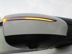 シーケンシャルドアミラーウィンカー装備！流れるように点灯することによって対向車からの視認性を良くしてくれます！ 5