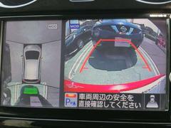 『上から丸見え』のアラウンドビューモニター搭載！車を上から見下ろした状態がナビ画面に映し出されるので、前後・左右の障害物を確認でき、安心・安全です♪一度使用すると、手放せなくなる装備です！ 3