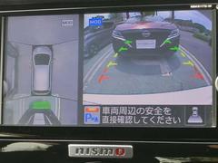 『上から丸見え』のアラウンドビューモニター搭載！車を上から見下ろした状態がナビ画面に映し出されるので、前後・左右の障害物を確認でき、安心・安全です♪一度使用すると、手放せなくなる装備です！ 3