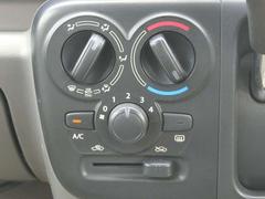 大型スイッチで見やすく、簡単操作のマニュアルエアコン。ご納車時からより快適にお乗り頂ける、エアコンフィルターの交換や、エアコン内部洗浄も承ります。 6
