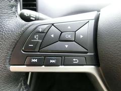 ハンドル左側　便利なナビの操作スイッチ。運転中でも、ハンドルから手を放さずに操作できるので、安全です！ 7