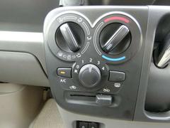 大型スイッチで見やすく、簡単操作のマニュアルエアコン。　ご納車時からより快適にお乗り頂ける、エアコンフィルターの交換や、エアコン内部洗浄も承ります。 6