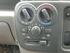 大型スイッチで見やすく、簡単操作のマニュアルエアコンです！ご納車時からより快適にお乗り頂ける、エアコンフィルターの交換や、エアコン内部洗浄も承ります。 7