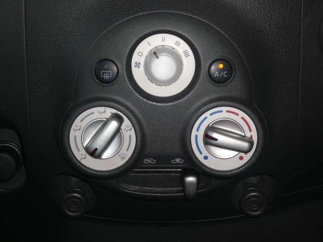 キューブ １５Ｘ　Ｍセレクション　１．５　１５Ｘ　Ｍセレクション　ワンオーナー　禁煙車　メモリーナビ　インテリジェントキー　キセノンライト　マニュアルエアコン　電動格納ドアミラー　ＥＴＣ　前後プラスチックバイザー　プライバシーガラス（10枚目）