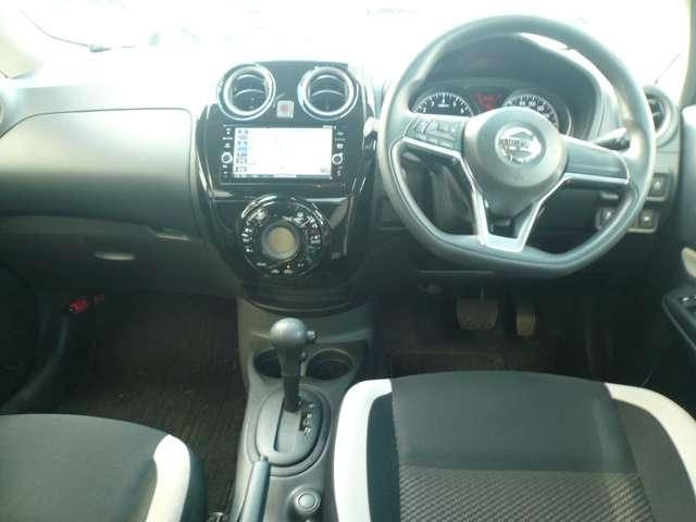 開放的で周囲が広く見渡せる運転席は車両の感覚がつかみやすくて安心安全です♪