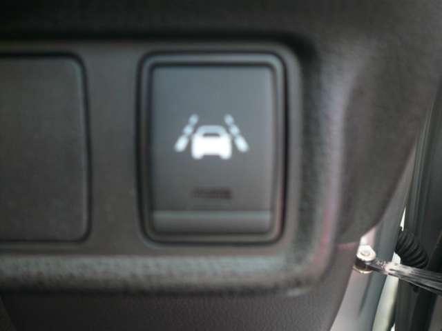 車線逸脱警報は、走行車線から逸脱しそうな場合にメーター内の警告灯とブザーで危険回避を知らせてくれる安全機能です♪