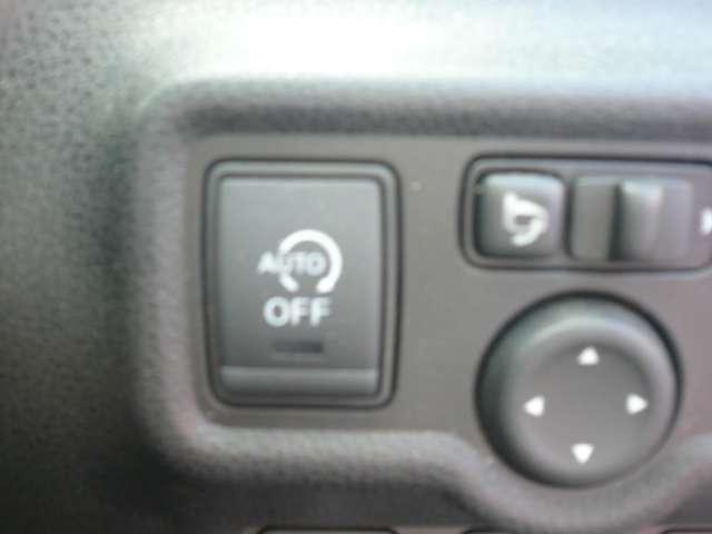 アイドリングストップ機能付き♪燃費を向上させて、無駄な排出ガスを抑えます☆停車時も、ハンドルを動かすかブレーキを離せば始動しますので簡単です♪（機能ＯＦＦにも出来ます）