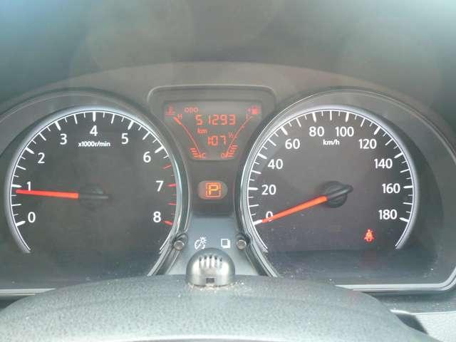 視認性の高いメーターは燃費計も表示されエコな走りを支援します♪