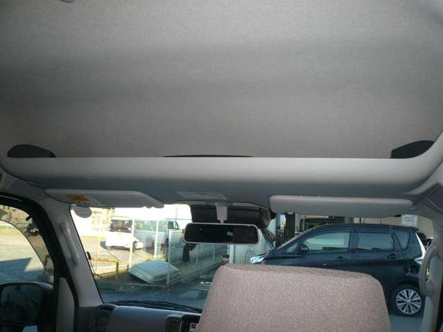 運転席、助手席上部に収納スペースがあります！