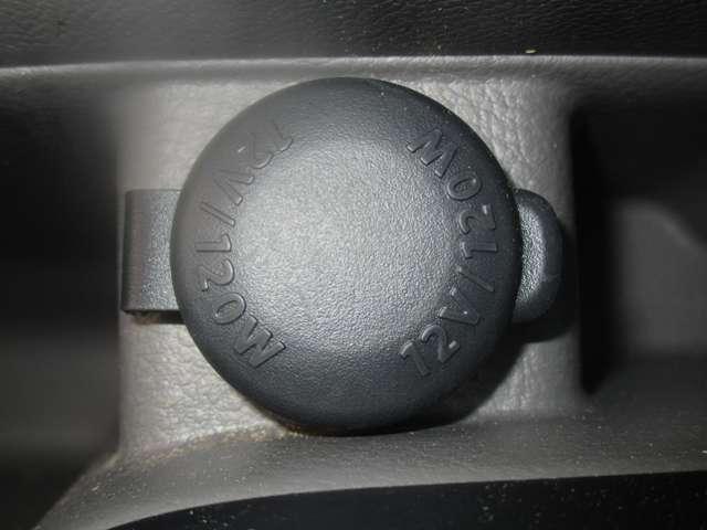 １２Ｖ電源ソケットが付いていますので、携帯電話やスマートフォンなど充電できます♪