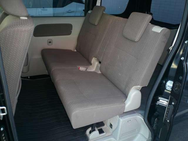 厚みのあるクッションとゆったりした座面で快適な座り心地のリアシート♪