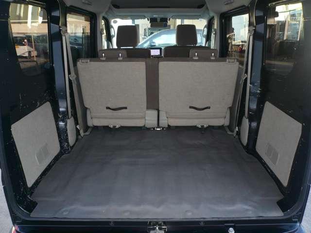 バン型なので、荷室は元々広々としています。