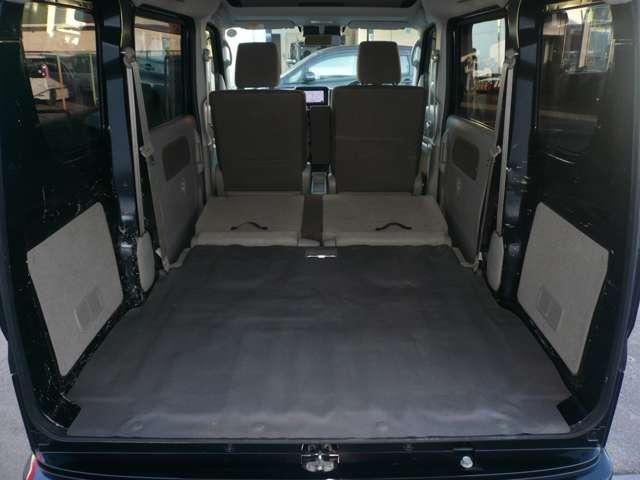 また、リヤシートを倒せば、さらに広い荷室になるので、荷物をたくさん積めます♪