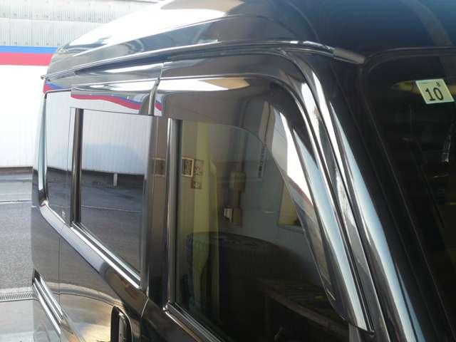 前後プラスチックバイザー付き☆走行中の息抜きは、新鮮な外の空気で♪バイザーがあれば小雨時にもウインドウガラスを少し開けて、車内の換気が出来ます♪