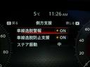 車線逸脱警報は、走行車線から逸脱しそうな場合にメーター内の警告灯とブザーで危険回避を知らせてくれる安全機能です♪