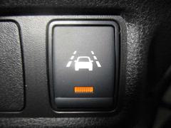 車線逸脱警報は、走行車線から逸脱しそうな場合にメーター内の警告灯とブザーで危険回避を知らせてくれる安全機能です♪ 7