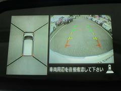 ☆全周囲カメラが駐車をアシスト☆４つの高解像度カメラで車の周囲を撮影！見えにくい死角の駐停車も驚く程に楽々です。バックカメラは、車庫入れの時は勿論、後方の安全確認もできて安心です♪ 5