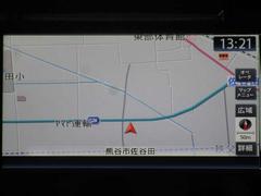 メーカーライン装着ナビ付きです！目的地まで案内してくれるので、遠距離ドライブも安心です！ＣＤ＆ＤＶＤ再生・Ｂｌｕｅｔｏｏｔｈ機能など多機能です♪ 4