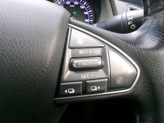 クルーズコントロール付き車です。速度を設定するとアクセルを踏まなくても一定の速度で走ることができ、高速道路での長距離運転で疲れが激減する便利な機能です。