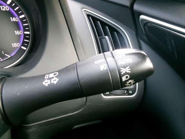 オートライトシステム搭載。トンネル内や夕暮れを感知して自動点灯します。